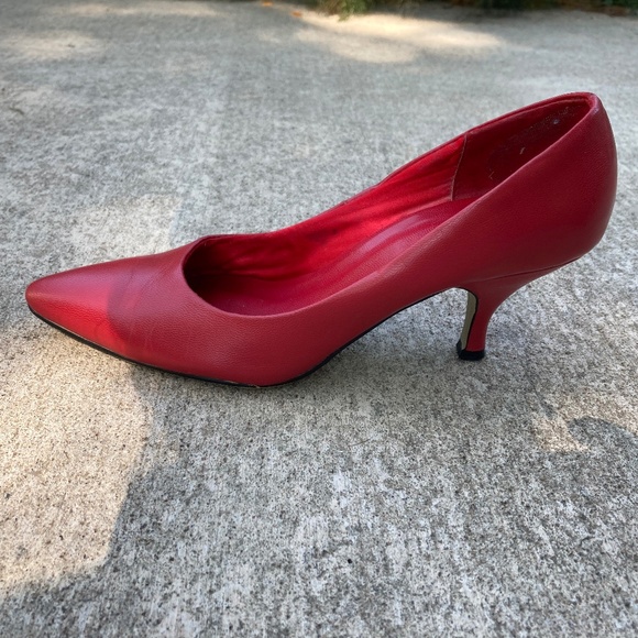 Red Leather Kitten Heel Size 2.5W - Picture 2 of 6